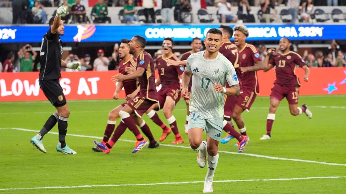 Orbelín Pineda falla penalti