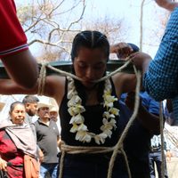 Semana Santa en Huixtac: jóvenes cargan cactus en sus espaldas como penitencia