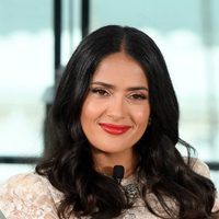 ¡Peligroso escote! Salma Hayek usó una prenda traicionera que hizo que se viera más de lo pensado