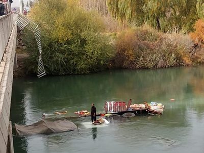 Un camión con mercadería cayó al río Neuquén a la altura del tercer Puente