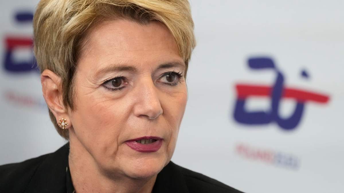 La presidenta de Suiza Karin Keller-Sutter en una conferencia en Varsovia, Polonia, el 11 de abril del 2025