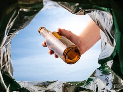 Con una botella de vidrio y un envase de plástico: creá esta lámpara que está en súper tendencia para tu habitación