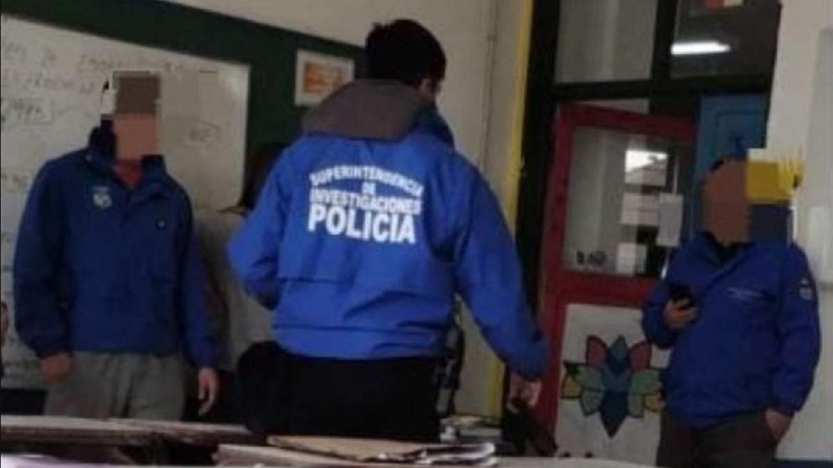 Los efectivos del Departamento Antinarcóticos de Neuquén en el CPEM de San Martín de los Andes. Fuente: (Noticias Nqn)