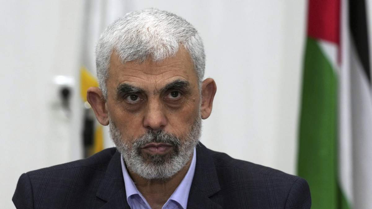 Yahya Sinwar, líder de Hamás en Gaza, preside una reunión con líderes de facciones palestinas en su oficina en la Ciudad de Gaza, el 13 de abril de 2022