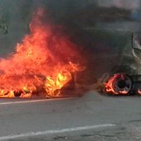 Normalistas radicalizan protesta y queman 4 vehículos en Michoacán