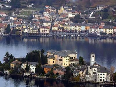 Un hombre en Italia intenta vacunarse con un brazo falso para obtener su certificado