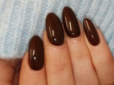 Uñas cortas marrón espresso: el tono elegante y sofisticado para los diseños de nail art más cancheros de este invierno