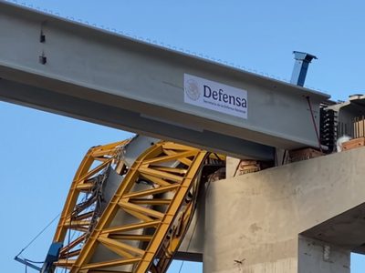 Colapsa grúa en la construcción del viaducto elevado en Tijuana (Video)