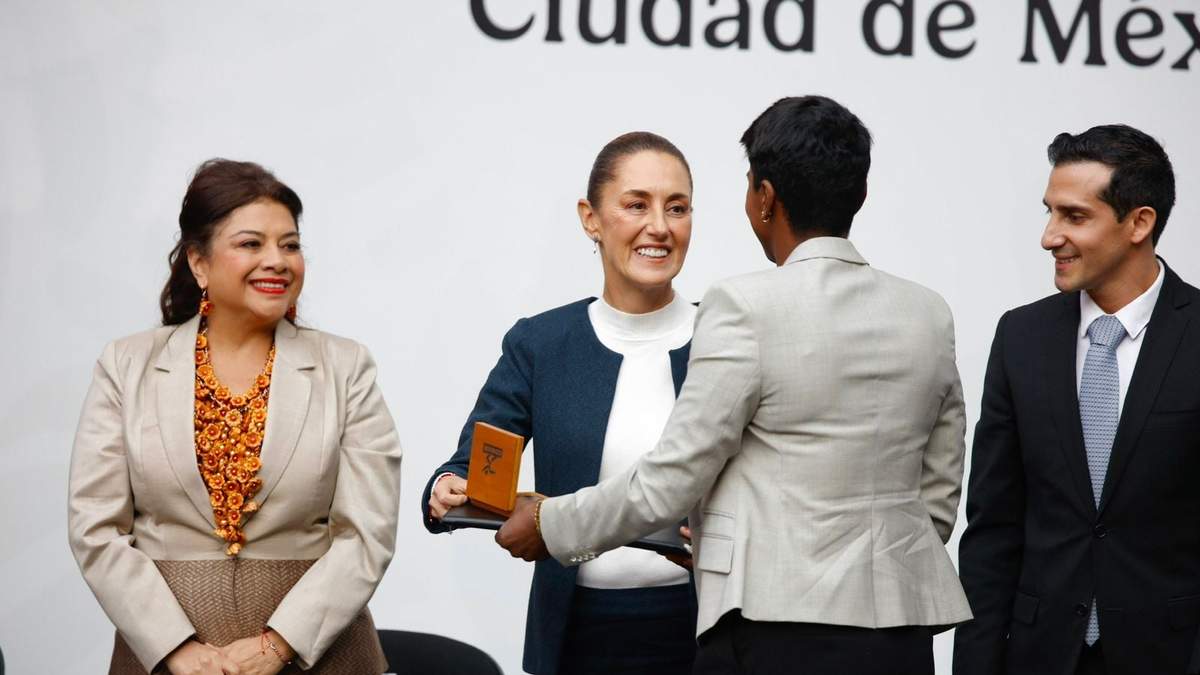Clara Brugada, Claudia Sheinbaum y Rommel Pacheco en la entrega del premio a la judoca Prisca Awiti
