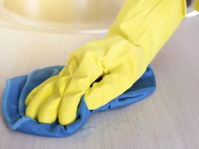 El truco de la abuela para usar los guantes de goma al momento de lavar los platos
