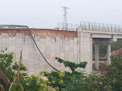 Se desprenden placas de concreto de puente del Tren Maya en Yucatán (Video)