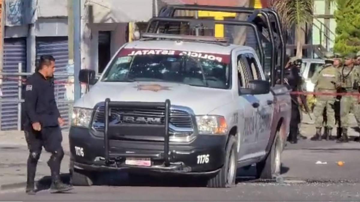 Tres policías resultaron heridos cuando el comando salió del bar y disparó contra la patrulla que estaba afuera