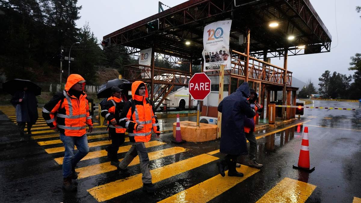 Trabajadores caminan a la entrada de la mina de cobre El Teniente, operada por Codelco en Chile