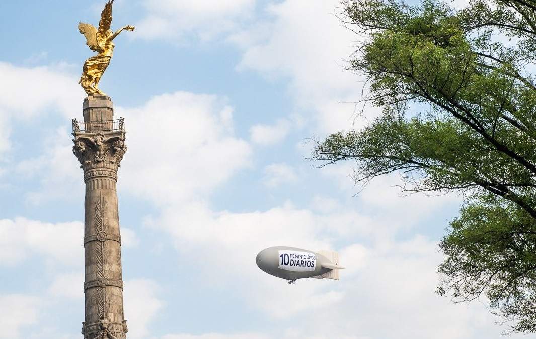 El dirigible contenía un mensaje para recordar que en México hay 10 feminicidios diarios