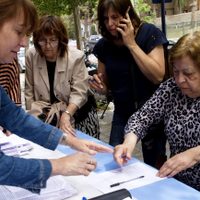Vecinos indignados fueron hasta la Defensoría del Pueblo para rechazar el tarifazo 3x1 de CALF