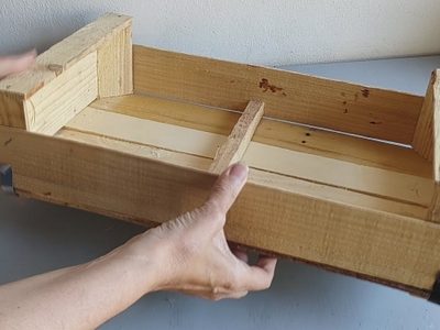 Si encontrás un cajón de verdulería, guardalo: creá este fabuloso y muy coqueto perchero