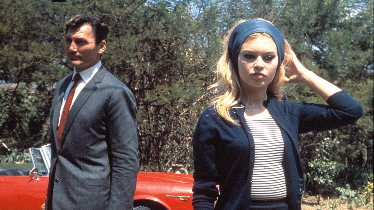 La actriz francesa Brigitte Bardot con el actor Jack Palance durante el rodaje de la película "Le Mepris", de Jean-Luc Godard, en mayo de 1963, en Roma, Italia