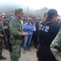 Campesinos retienen a soldados y agentes para exigir la entrega de fertilizante en Guerrero
