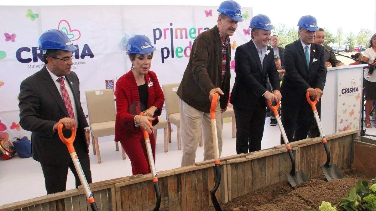 Vicente Fox y Martha Sahagún, en la colocación de la primera piedra del Centro de Rehabilitación