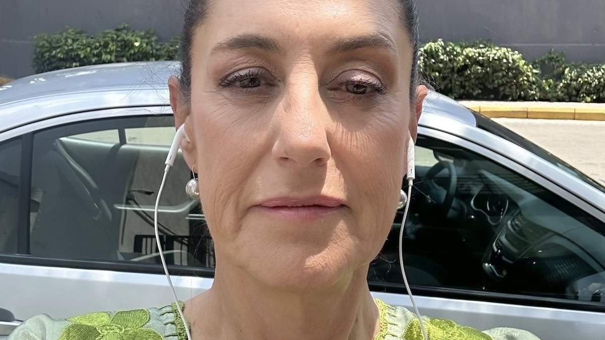 La jefa de Gobierno mientras escucha a la cantante española