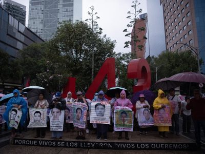 Padres de normalistas plantean a Sheinbaum la destitución del fiscal para el caso Ayotzinapa