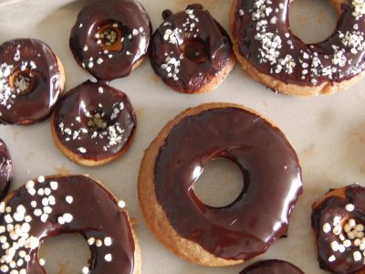 Donas de chocolate: sin harina ni azúcar y con un ingrediente secreto que las hace súper nutritivas y deliciosas