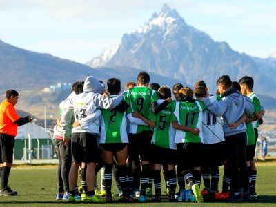 Mientras Chapelco era sancionado, vecinos denunciaron un "campeonato de fútbol clandestino"