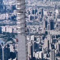 El escalador Alex Honnold llega a la cima del rascacielos Taipei 101 sin cuerdas (Video)