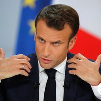 Macron ofrece bajar impuestos y mejorar pensiones para calmar a "chalecos amarillos"