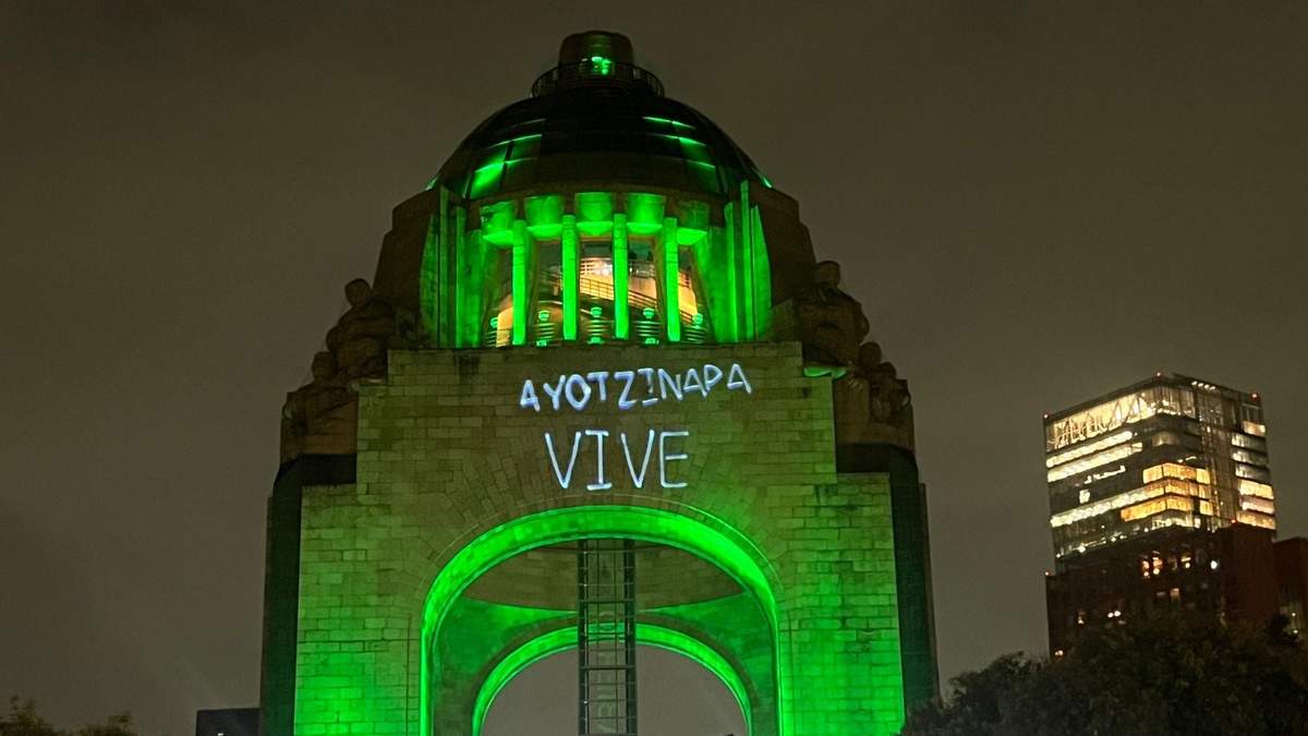 Manifestación de familiares de normalistas de Ayotzinapa y la Red Feminista Antimilitarista