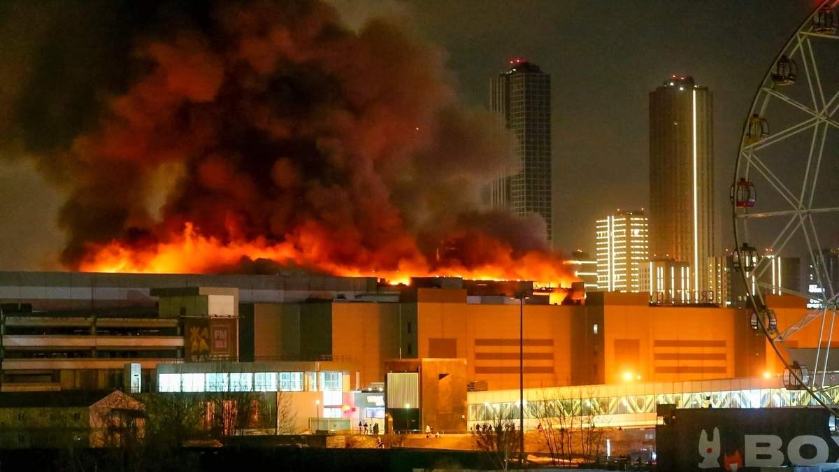 Un enorme incendio en el Crocus City Hall de Moscú
