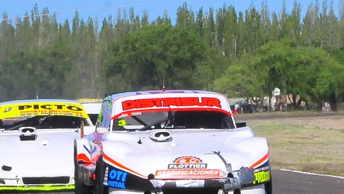 Automóviles durante el TC (Turismo Carretera) en Neuquén. Fuente: (Twitter)