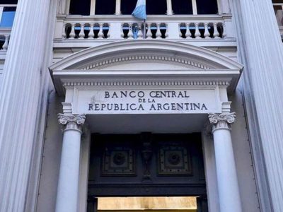 El BCRA prohíbe la compra de pasajes y alojamiento en cuotas con tarjeta de crédito