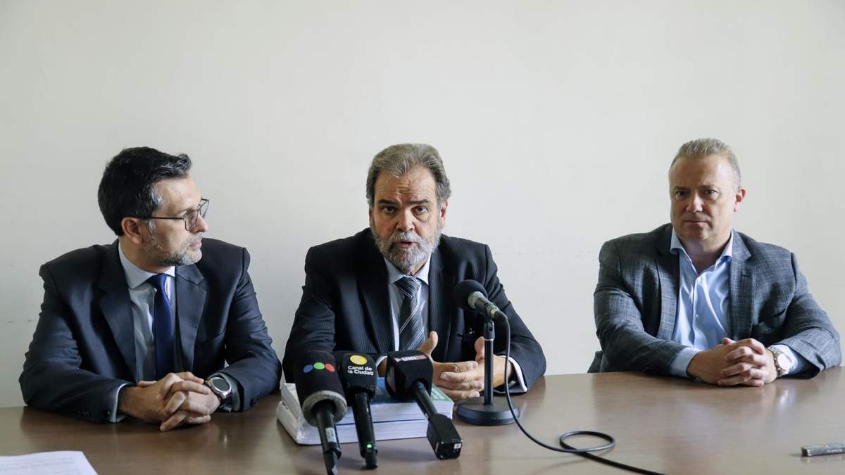 Eugenio Semino (centro) junto a funcionarios de la Defensoría. Fuente: (Twitter)