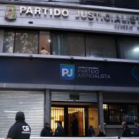 Los inesperados letreros que aparecieron en la sede del Partido Justicialista contra Máximo Kirchner