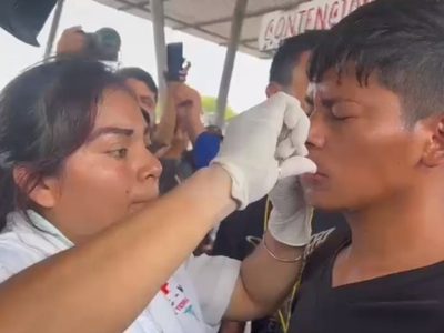 Migrantes se suturan los labios en demanda de poder transitar libremente en su paso rumbo a EU