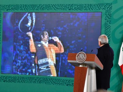 AMLO inicia la mañanera con pésame por deceso de Vicente Fernández y la termina con “Volver, volver"