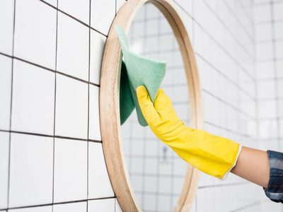 Como lo hacían las abuelas: el truco para dejar tus espejos impecables usando un producto de tu botiquín