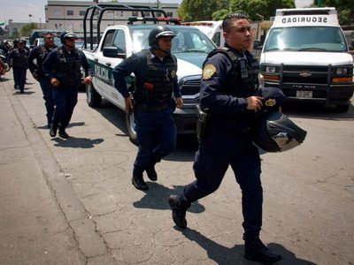 Tras riña en el Reclusorio Oriente, familiares de reos derriban puerta y lanzan objetos a policías