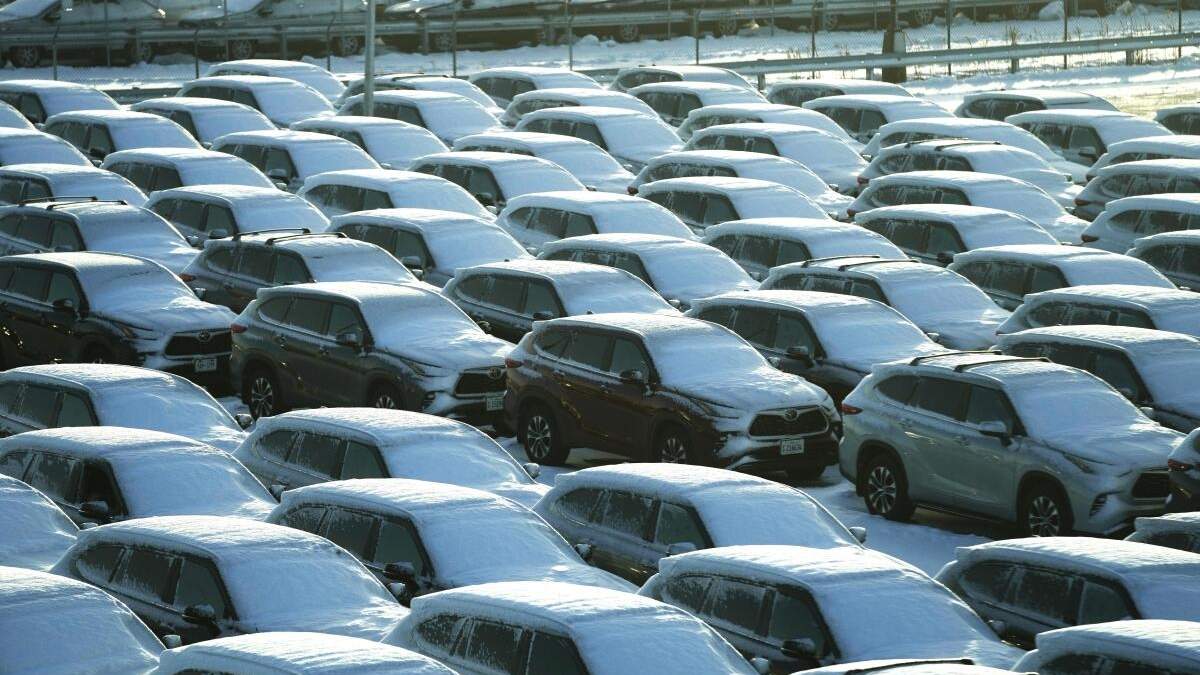 Nieve cubre vehículos en el estacionamiento de un negocio de alquiler vehicular en en el Aeropuerto Internacional O'Hare, en Chicago