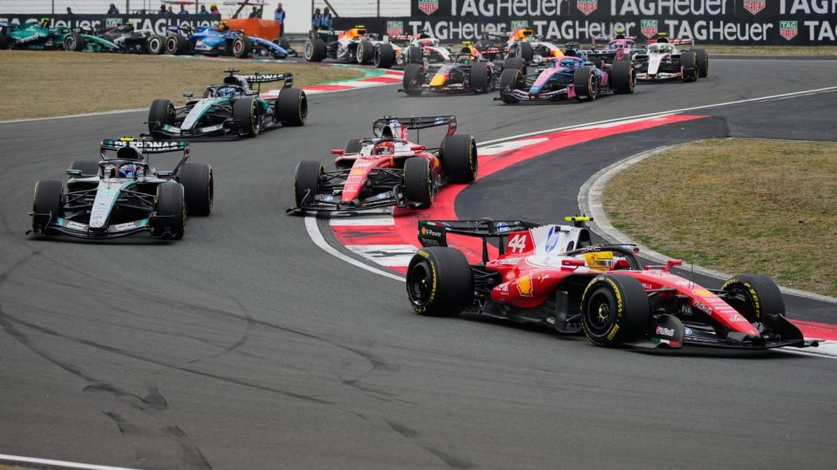 El piloto británico de Ferrari Lewis Hamilton conduce delante de otros autos en el Gran Premio de China de Fórmula 1 en el Circuito Internacional de Shanghái, en China, el domingo 15 de marzo de 2026