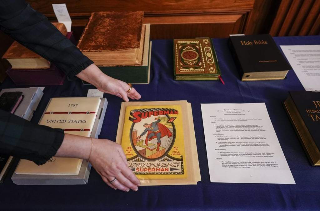 Un ejemplar de la primera edición del comic de Superman de 1939 junto a copias de la Constitución y una variedad de libros sagrados para su uso en las ceremonias de juramentación de los nuevos miembros de la Cámara de Representantes, en el Capitolio, Washington DC, 3 de enero de 2023