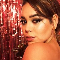 ¡Oops! Danna Paola se agachó de más para la selfie y su traje no resistió ¡Bendito descuido!