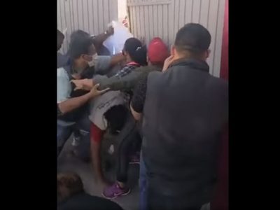 Jaloneos y huevazos en protesta contra Mario Delgado y Mónica Rangel en SLP