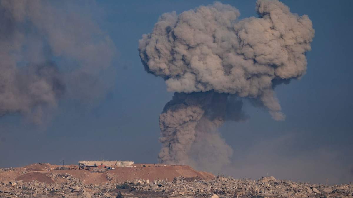 Una columna de humo se eleva tras un ataque militar israelí en el norte de la Franja de Gaza, visto desde el sur de Israel, el domingo 31 de agosto de 2025