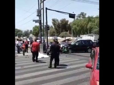 Conductor se pasa el alto al escapar de la policía y mata a repartidor de Uber