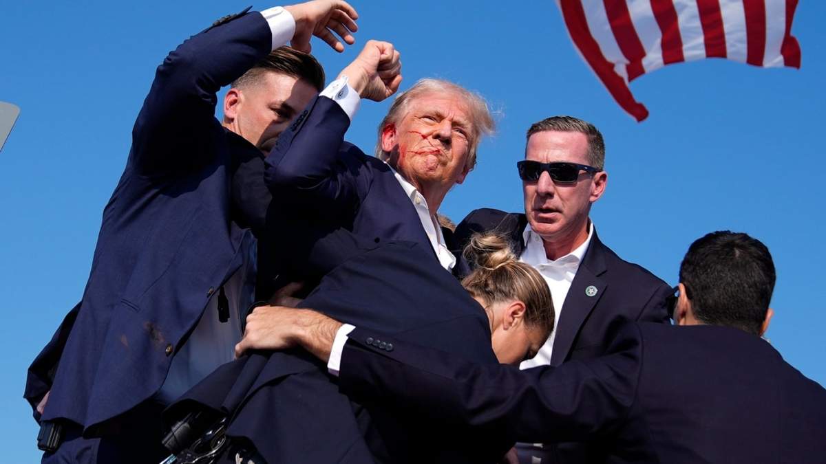 El candidato republicano a la presidencia, el expresidente Donald Trump, rodeado por agentes del Servicio Secreto durante un evento de campaña el 13 de julio de 2024, en Butler, Pensilvania