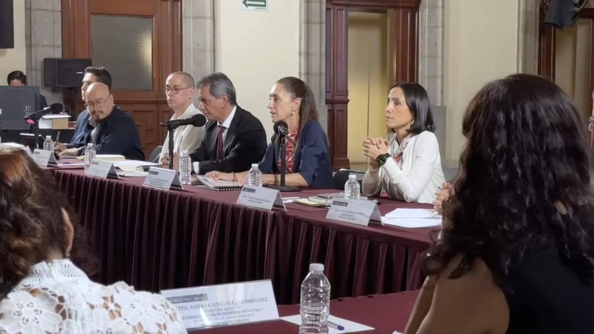 La presidenta en la reunión con integrantes de su gabinete y empresarios del sector gasolinero