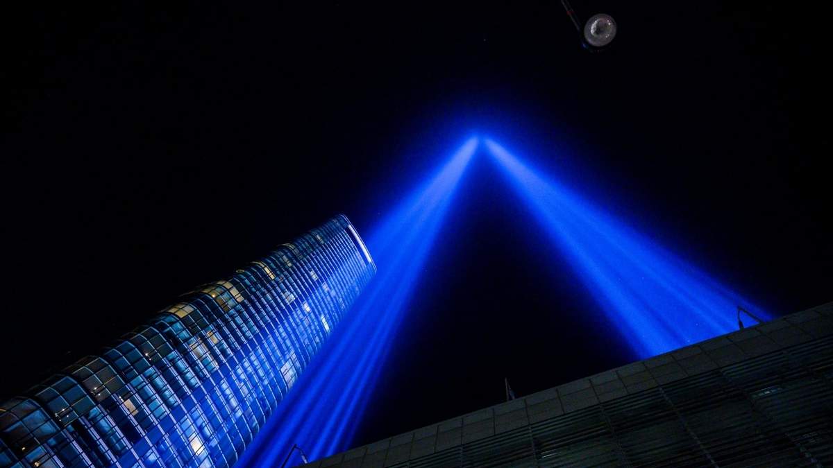 Luces muestran el sitio donde se encontraban las Torres Gemelas del WTC, en Nueva York