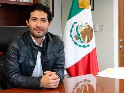 El secretario del Trabajo, Marath Bolaños, hizo “manita de puerco” a favor del 20% a los mínimos